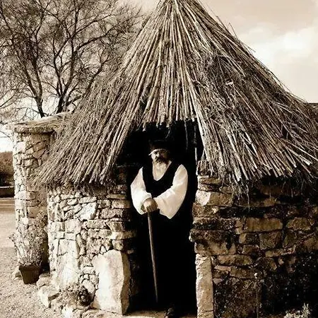 Domo De Pedra Bed and Breakfast 3*